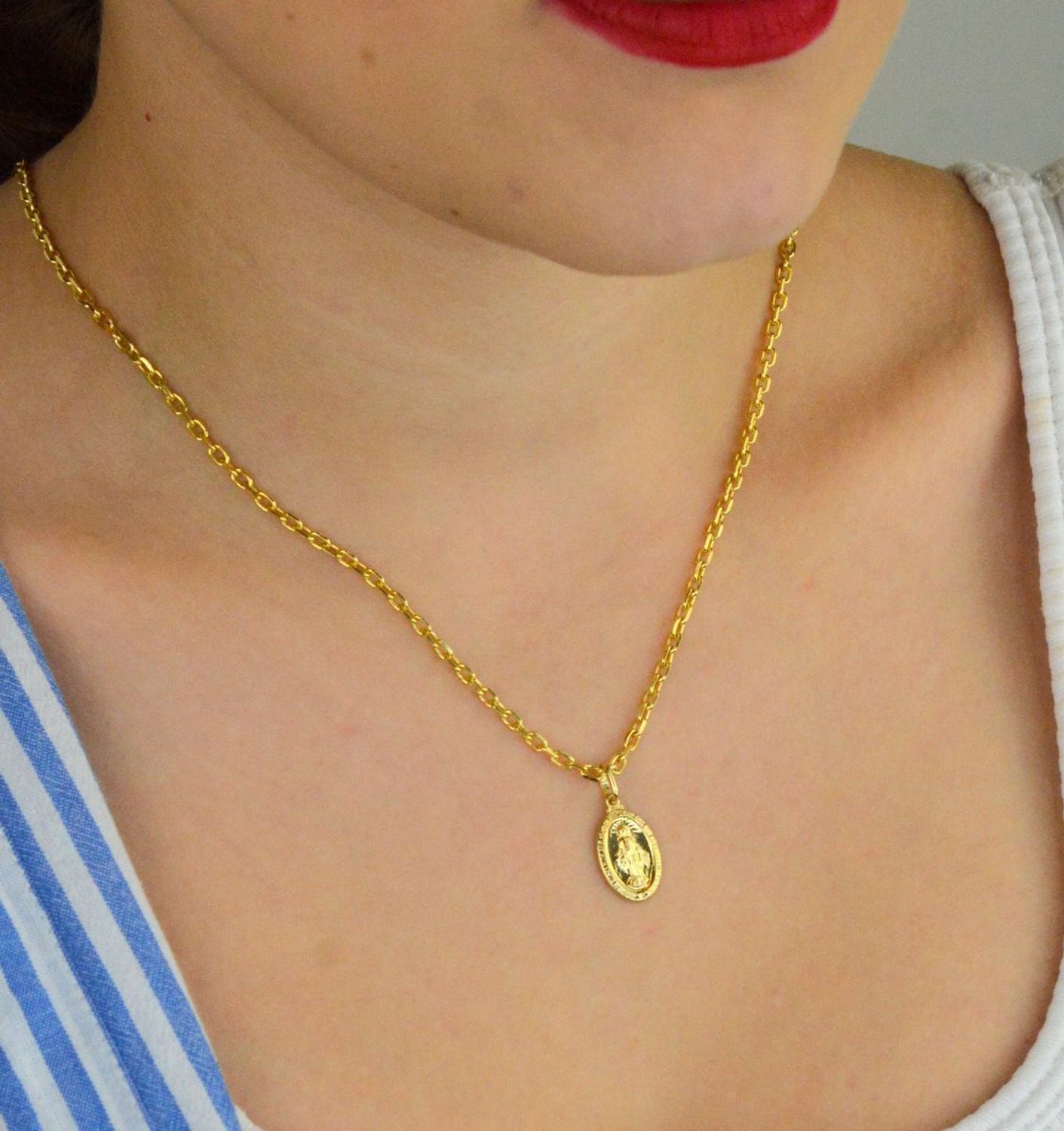 Zawieszka złota damska ZA 1533A 585 – Matka Boska Niepokalana, owalna. Wymiary 2,2 cm x 1,0 cm, waga 1,03 g. Subtelna i elegancka biżuteria religijna, idealna na prezent.1.jpg